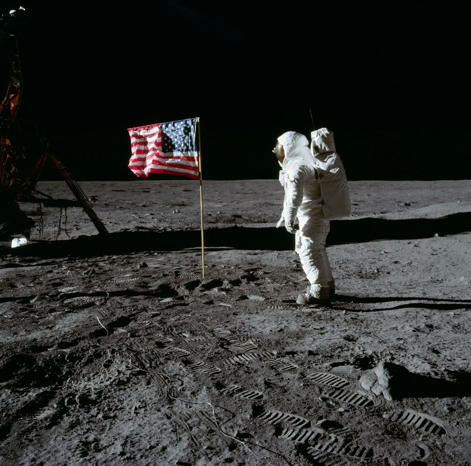 Neil Armstrong kuvasi Buzz Aldrinin kuun kamaralla Hasselbladin kameralla.